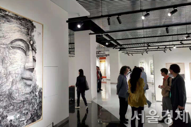 13일 중국 베이징 주재 한국문화원 예운갤러리에서 열린 ‘한중 수묵 교류전’을 관람객들이 둘러보고 있다. /최수문기자