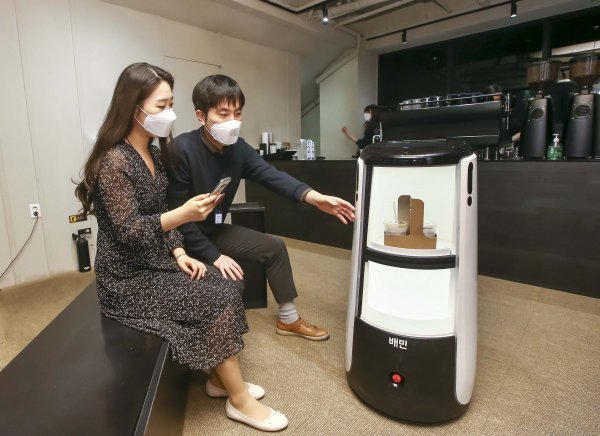 D타워 광화문에서 커피 배달 서비스를 시연하고 있는 배달로봇 딜리타워. 사진제공 | DL이앤씨