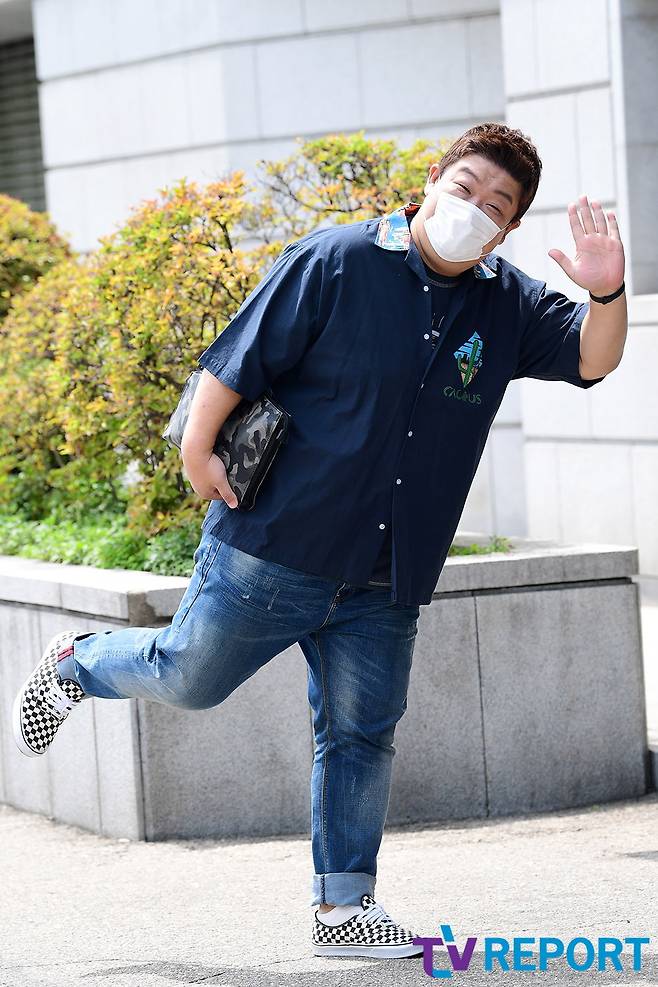 Comedian Yu Minsang is entering the ceremony to attend the recording of Issu Pick Sam held at KBS annex in Yeouido-dong, Seoul Youngdeungpo District on the afternoon of the 14th.