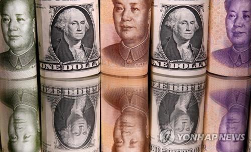 중국 위안화와 미국 달러화 지폐 [로이터=연합뉴스 자료사진]