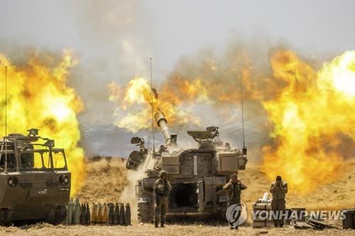 가자지구를 향해 불을 뿜는 이스라엘군의 야포 [AP=연합뉴스]