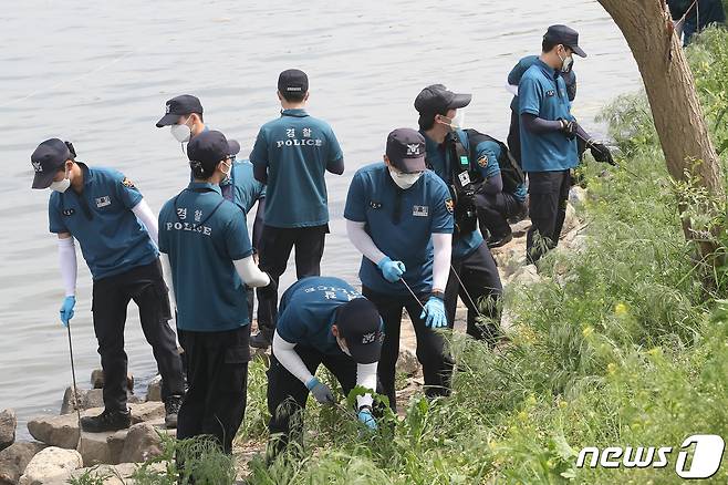 14일 오전 서울 서초구 반포한강공원 수상택시 승강장 인근에서 경찰이 故 손정민씨 친구 A씨의 스마트폰 수색 작업을 하고 있다. 2021.5.14/뉴스1 © News1 임세영 기자