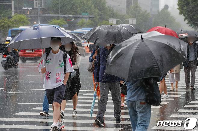 주말 전국에 비가 예고된 15일 오후 서울 광화문 네거리에서 시민들이 비를 피해 발걸음을 재촉하고 있다. 2021.5.15/뉴스1 © News1 성동훈 기자