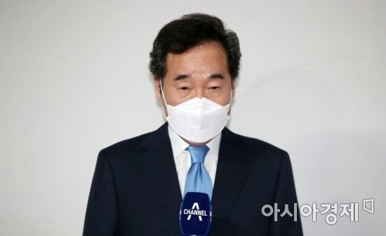 이낙연 더불어민주당 전 대표가 15일 자가격리 해제 후 서울 종로구 자택을 나서는 중 취재진 질문에 답변하고 있다./국회사진기자단