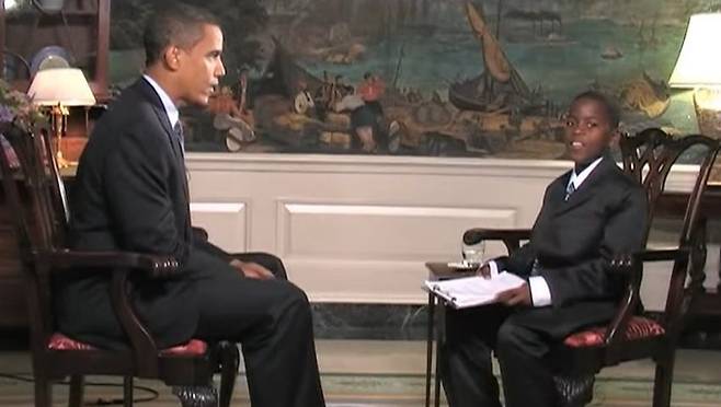 2009년 학생기자 데이먼 위버(오른쪽)가 백악관에서 버락 오바마 대통령과 인터뷰하고 있다. /캐널포인트KECTV 유튜브 캡처