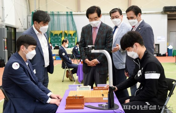 안병용 의정부시장 15일 컨디션배 바둑선수단 격려. 사진제공=의정부시