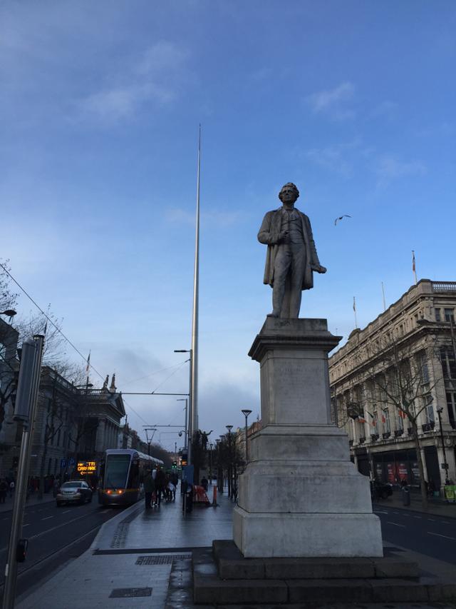 아일랜드 더블린의 존 그레이(John Gray Monument) 동상 뒤로 더블린의 랜드마크인 스파이어 (The Spire)가 보인다. 이동학 작가