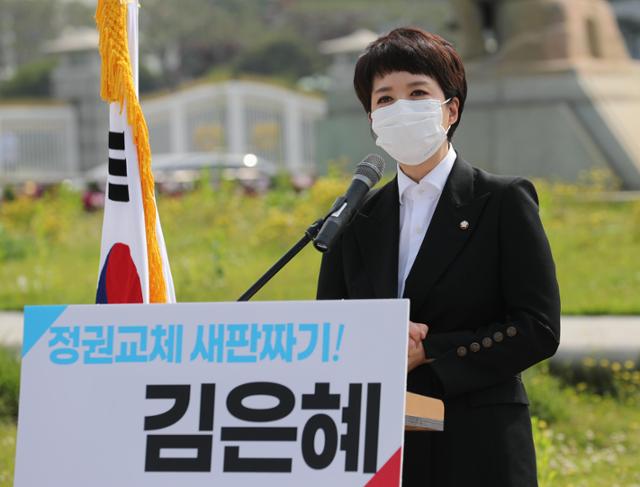 김은혜 국민의힘 의원이 14일 오전 청와대 분수대 앞에서 당대표 경선 출마선언을 하고 있다. 오대근 기자