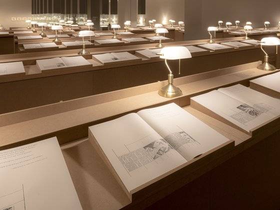 탁자마다 스탠드를 설치해 유럽의 고풍스러운 도서관처럼 꾸며 놓은 덕수궁관 제2전시실. [사진 국립현대미술관]