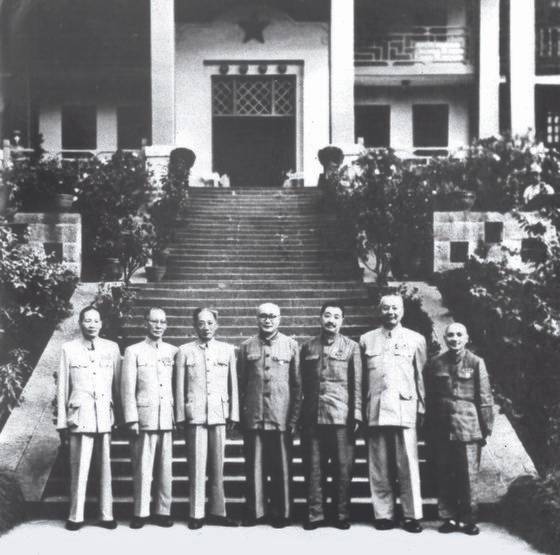 룽윈(왼쪽 둘째)은 한동안 덩샤오핑(오른쪽 첫째)과 함께 서남군정위원회 부주석도 겸했다. 1950년 봄 충칭. [사진 김명호]