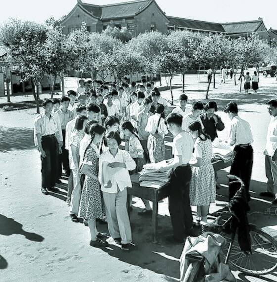 마오쩌둥의 내부모순 처리방안이 실린 신문을 구입하는 학생들, 1956년 6월 19일, 베이징 대학. [사진 김명호]