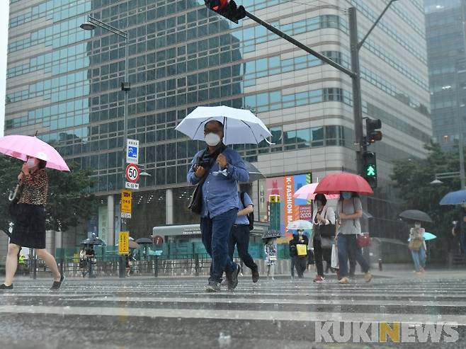 비 내리는 서울 종로구 광화문 사거리 일대에서 우산을 쓴 시민들이 출근하고 있다. 사진=쿠키뉴스DB