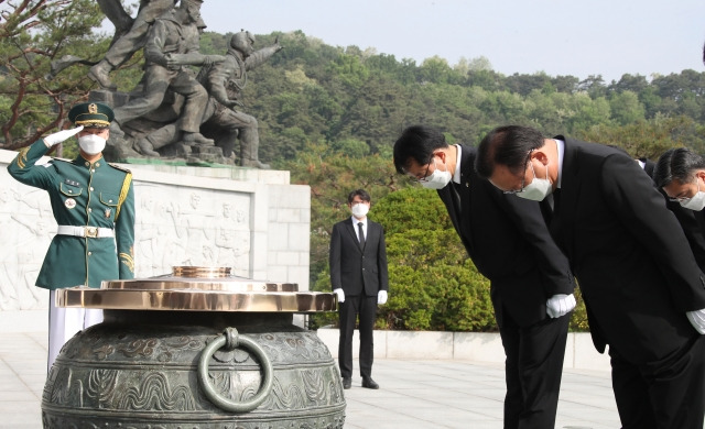 김부겸 신임 국무총리가 15일 오전 서울 동작구 국립서울현충원을 찾아 현충탑을 참배하고 있다. 연합뉴스