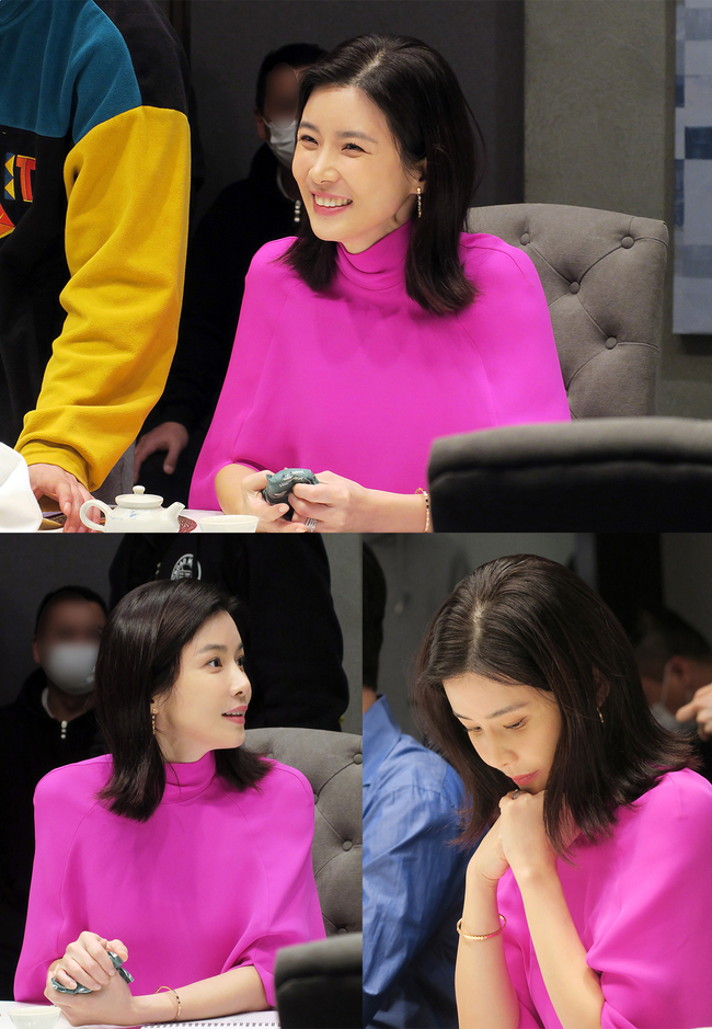 Lee Bo-youngs behind-the-scenes SteelSeries, which is playing hotly in Mine, has been unveiled.TVNs Saturday Drama Mine (playplayplay by Baek Mi-kyung/directed by Lee Na-jung) is a story about tough women who are looking for my real thing away from the prejudice of the world.Lee Bo-young played Seo Hee-soo, who fell in fateful love and became the second daughter-in-law of Hyowon Group.Lee Bo-young in SteelSeries, released on May 15, attracts attention with his unique half-moon eyes.You can see a small conversation with the staff, and you can see the effort to complete a more perfect scene through an acting conversation with your fellow actor.Above all, it is the back door that does not lose laughter as the first honor to create a cheerful atmosphere of the field.