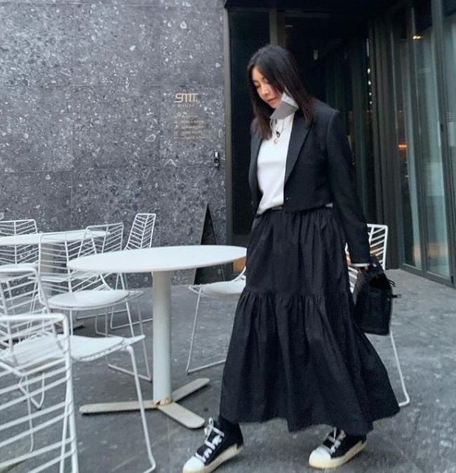 Actor Hwang Shin-hye showed off her Elegance I Musici.Hwang Shin-hye posted a photo on his personal Instagram account on May 14 with the caption: Pretty much a week done; what time is so fast, Hugh.The photo shows Hwang Shin-hye walking away, with a distinctive Elegance and alluring atmosphere.The fashionable fashion sense also attracts attention. He has a black jacket, a long skirt, and sneakers to complete his unique elegance.Meanwhile, Hwang Shin-hye made his debut as MBC 16th Bond Talent in 1983.In the KBS 2TV weekend drama Oh! Samgwang Villa!, which ended in March, he played the role of fashionist Zandark Kim Jung Won.
