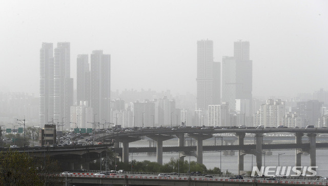 [서울=뉴시스]이영환 기자 = 황사의 영향으로 수도권 등에 미세먼지가 나쁨 상태를 보이고 있는 지난 4월16일 오후 서울 송파구 잠실야구장에서 바라본 서울 도심이 뿌옇다. 2021.04.16. 20hwan@newsis.com