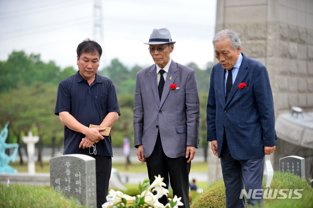 [광주=뉴시스] 김혜인 기자 = 다산연구소 박석무 이사장(사진 오른쪽)이 15일 오후 광주 북구 운정동 국립 5·18민주묘지 내 전영진 열사 묘를 찾아 참배하고 있다. 박 이사장은 41년 전 고등학교 3학년생이던 전 열사의 담임교사였다. 2021.05.15. hyein0342@newsis.com