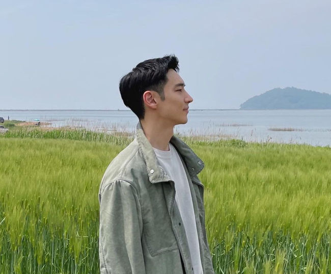 Actor Lee Je-hoon has released a photo.On the 14th, Lee Je-hoon revealed his photos through his official Instagram and attracted Eye-catching.Lee Je-hoon wrote In front of Barley lawn.In the public photos, Lee Je-hoon was staring somewhere in Barley lawn and attracted Eye-catching.The sharp nose and calm smile seen from Lee Je-hoons side made fans thrill.On the other hand, Lee Je-hoon is getting a great deal of attention from the SBS drama Taxi Driver to the dark hero Kim Do-gi, who is responsible for criminals.Lee Je-hoon also reported on the Netflix original Move to Heaven as his next film.