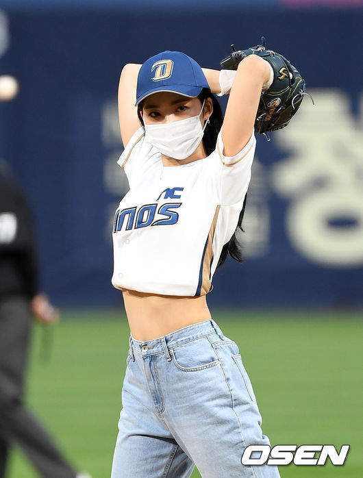 [OSEN=창원, 이대선 기자] 14일 오후 경상남도 창원NC파크에서 ’2021 신한은행 SOL KBO 리그' NC 다이노스와 KIA 타이거즈의 경기가 열렸다.경기에 앞서 걸그룹 에버글로우 시현이 시구를 하고 있다. /sunday@osen.co.kr