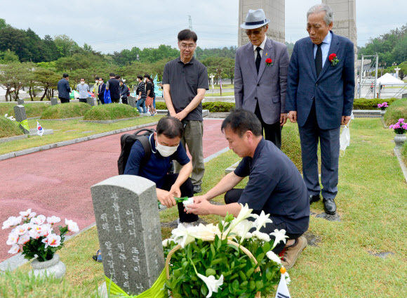 다산연구소 박석무 이사장이 15일 오후 광주 북구 운정동 국립5·18민주묘지를 찾아 참배하고 있다. 뉴시스