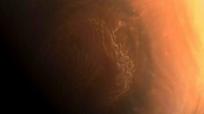 중국 화성탐사선 톈원1호가 전송한 화성의 고화질 사진