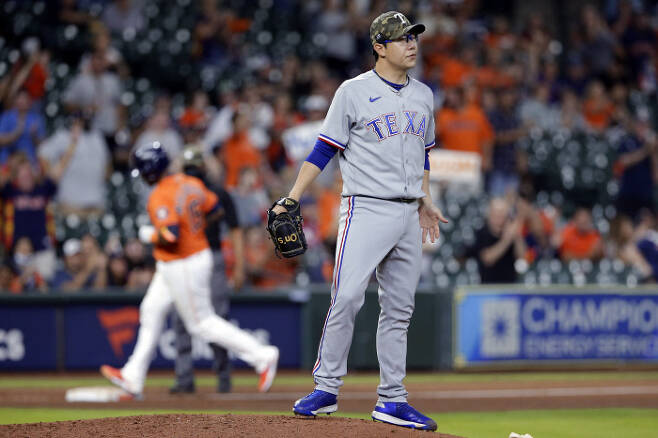텍사스 양현종이 5회 홈런을 허용하고 아쉬워하고 있다. AP연합뉴스