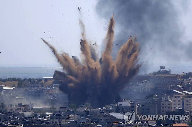 지난 13일 팔레스타인 자치령 가자지구에서 이스라엘이 공습을 감행하고 있다. [AP=연합뉴스]