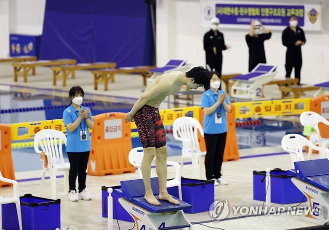 인사하는 '한국 수영 희망' 황선우 (제주=연합뉴스) 이지은 기자 = 15일 오후 제주종합경기장 내 실내수영장에서 열린 2021 경영 국가대표 선발대회 남자 일반부 자유형 100m 결승에서 한국 신기록을 세운 황선우(서울체고)가 인사를 하고 있다. 황선우는 이날 경기에서 48초04를 기록했다. 2021.5.15 jieunlee@yna.co.kr