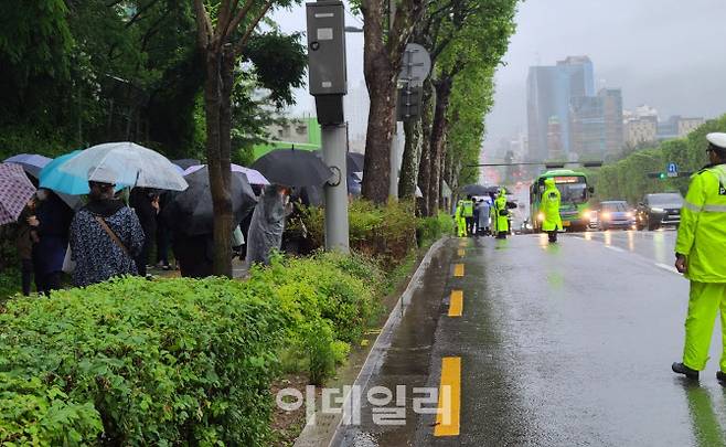 16일 오후 서울 서초경찰서 앞 시위대와 경찰이 대치하고 있는 모습(사진=이용성 기자)