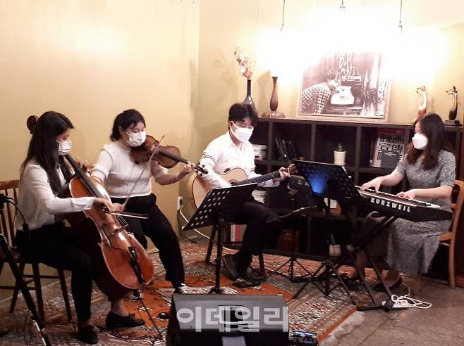더울림 앙상블 연주자들이 15일 인천 남동구 구월동 이너프카페에서 클래식 콘서트 공연을 하고 있다. (사진 = 이종일 기자)