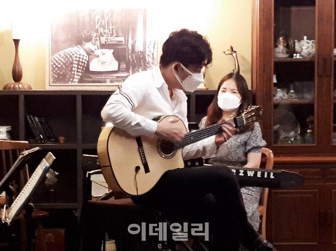 김유정 기타리스트가 15일 인천 남동구 구월동 이너프카페에서 클래식 콘서트 공연을 하고 있다. (사진 = 이종일 기자)