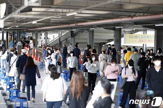 지난 13일 오후 광주 북구보건소에 코로나19 검사를 받기 위해 시민들이 줄지어 있다.(광주북구 제공)2021.5.13/뉴스1 © News1 허단비 기자