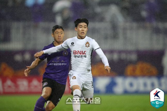 경남 진세민(오른쪽)이 16일 안양 정준연과 몸싸움을 펼치고 있다. 제공 | 한국프로축구연맹