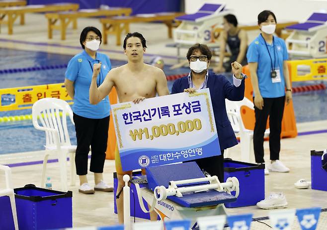 16일 오후 제주종합경기장 내 실내수영장에서 열린 2021 경영 국가대표 선발대회 남자 배영 100ｍ 결승에서 이주호(아산시청)가 한국 신기록을 세운 뒤 정창훈 대한수영연맹 회장과 포즈를 취하고 있다. 이주호는 이날 53초68을 기록했다. <저작권자(c) 연합뉴스, 무단 전재-재배포 금지>