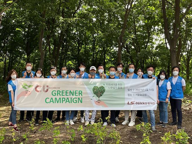 LS니꼬동제련 도석구 사장(왼쪽에서 8번째)과 임직원들이 서울숲공원에 산수국 300그루를 심고 기념촬영하고 있다. /LS니꼬동제련 제공