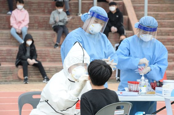 [울산=뉴시스] 배병수 기자 = 울산 동구의 한 초등학교 학생이 코로나19 확진 판정을 받은 지난 12일 오전 해당 초등학교 임시 선별검사소에서 한 학생이 코로나19 진단검사를 받고 있다. 2021.05.12. bbs@newsis.com /사진=뉴시스