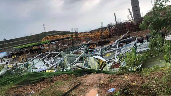 14일 저녁 중국 후베이 우한을 덮친 토네이도로 공장과 타워크레인이 파손됐다. [신경보 캡처]