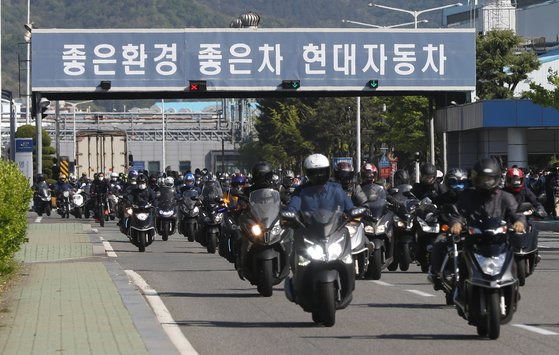 현대차 울산 공장에서 주간 근무자들이 퇴근하고 있다. [연합뉴스]