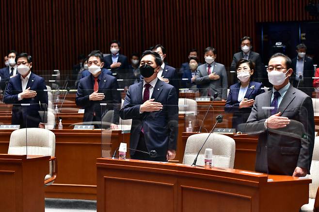 국민의힘 김기현 당 대표 권한대행 겸 원내대표(가운데), 이종배 정책위의장 등이 12일 서울 여의도 국회에서 열린 의원총회에서 국민의례를 하고 있다./연합뉴스