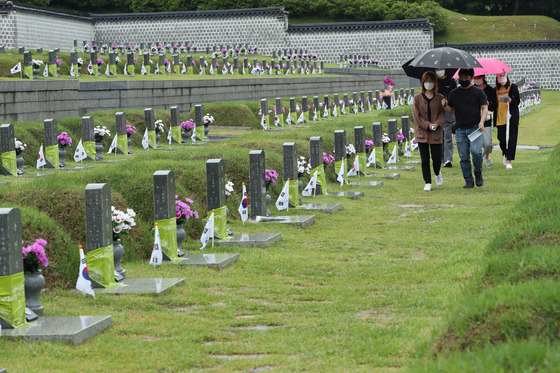 People visit the May 18th National Cemetery in Gwangju on Sunday, two days ahead of Gwangju Democratization Movement Day on May 18. [YONHAP]