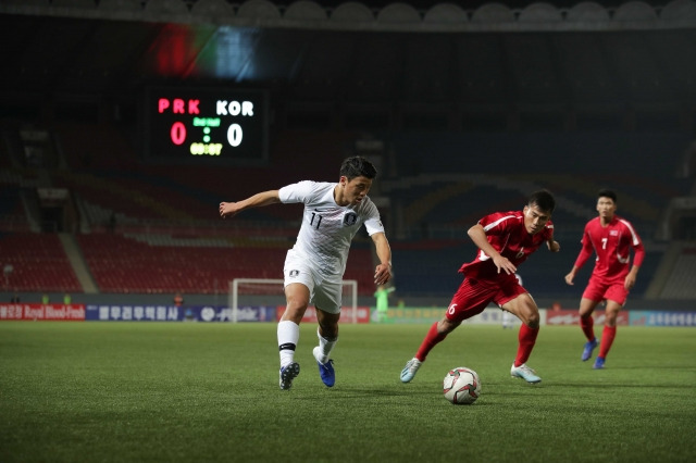 축구 남자대표팀 공격수 황희찬이 2019년 10월 15일 평양 김일성경기장에서 열린 북한과의 카타르월드컵 2차 예선 H조 3차전 경기에서 공을 몰고 공격을 시도하고 있다. 대한축구협회 제공