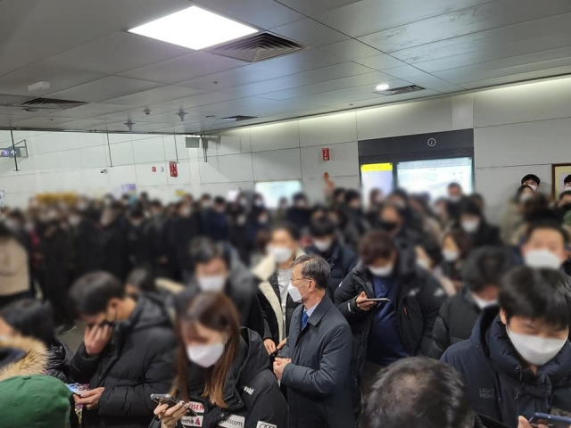 정하영 김포시장이 지난 2월 출·퇴근 시간대 김포골드라인 챌린지에 참여하고 있다. 정하영 김포시장 페이스북