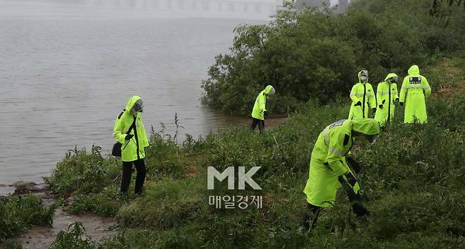 16일 오전 서울 반포한강공원 택시 승강장 인근에서 경찰이 고 손정민 씨 친구의 휴대폰을 수색하고 있다.2021.5.16. 이승환기자