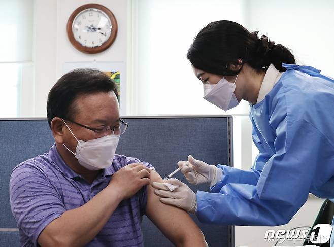 김부겸 신임 국무총리가 지난 14일 오후 서울 종로구보건소에서 신종 코로나바이러스 감염증(코로나19) 아스트라제제카(AZ)백신을 접종받고 있다. /사진제공=뉴스1