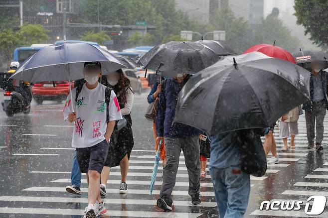 지난 15일 서울 광화문 사거리에서 시민들이 비를 피해 발걸음을 재촉하고 있다./사진=뉴스1