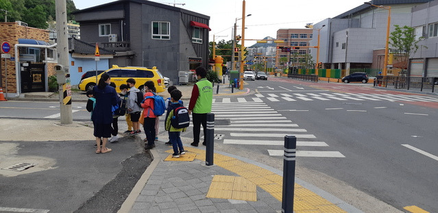 [광주=뉴시스]  광주시교육청, 등·하굣길 교통안전지킴이 사업 현장 점검. (사진 제공 = 광주시교육청) *재판매 및 DB 금지