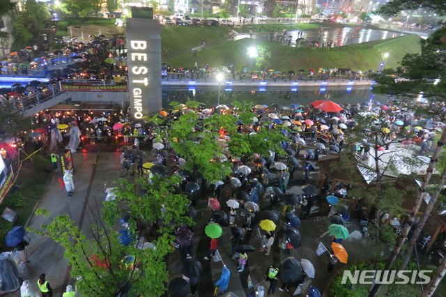 [김포=뉴시스] 김동영 기자 = 경기 김포·인천 검단시민들로 구성된 김포검단교통시민연대가 15일 오후 김포시 장기동 라베니체에서 'GTX-D 원안사수 5호선 김포연장 촛불챌린지'를 하고 있다. 2021. 5.15. dy0121@newsis.com