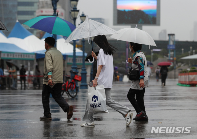 [서울=뉴시스]고승민 기자 = 전국이 흐리고 비가 내린 16일 서울역 앞 도로에서 시민들이 우산을 쓰고 발걸음을 옮기고 있다. 2021.05.16. kkssmm99@newsis.com