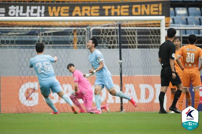 골을 넣고 기뻐하는 대구FC 김진혁. 한국프로축구연맹 제공