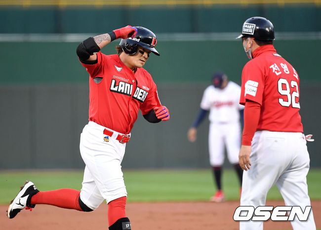 [OSEN=부산, 이대선 기자] 12일 오후 부산 사직야구장에서 ’2021 신한은행 SOL KBO 리그' 롯데 자이언츠와 SSG 랜더스의 경기가 열렸다.1회초 2사에서 SSG 추신수가 우월 솔로 홈런을 치고 더그아웃을 돌고 있다. /sunday@osen.co.kr